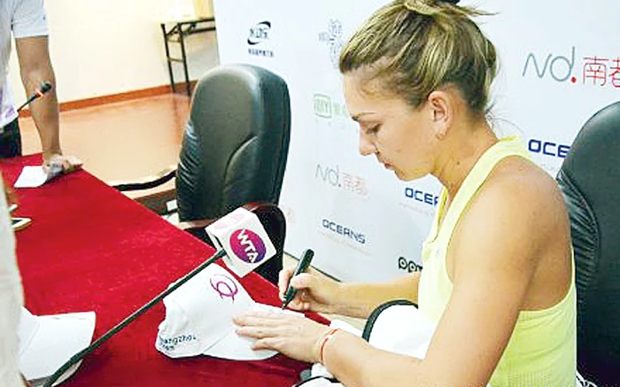 Luni: Sesiune de autografe