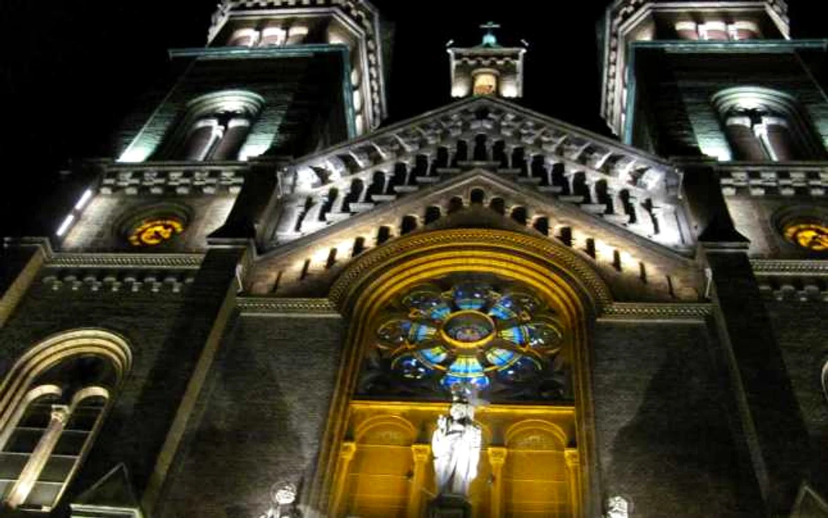 Biserica Millenium din Timişoara iluminată splendid FOTO Ştefan Both