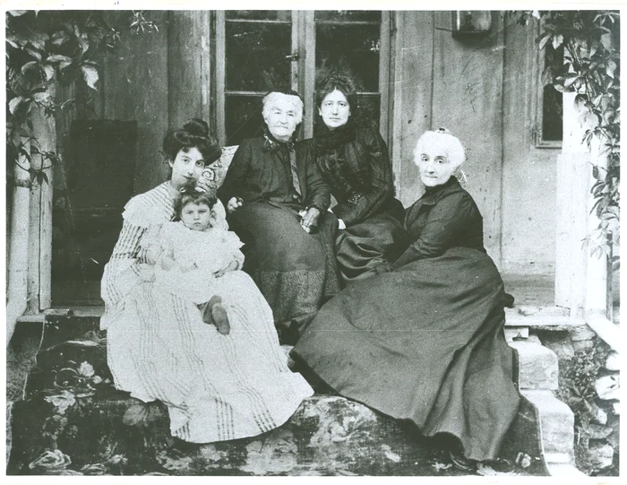 Cinci generaţii, cinci fizionomii: femeile din familia Marucăi pe linie maternă, fotografie-document