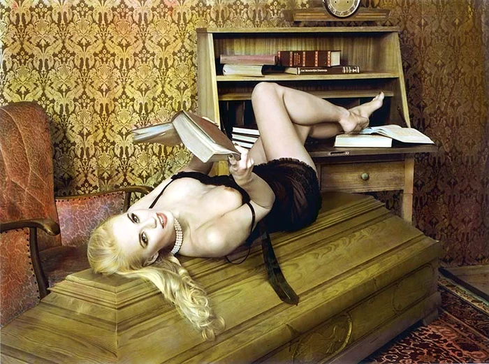 
    Cine nu şi-ar dori să probeze „un palton  de lemn” când o blondă  goală stă pe el?   