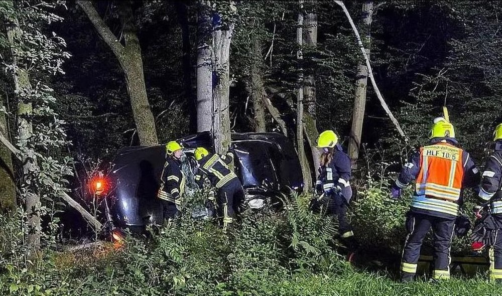 Patru români morți într-un accident cumplit în Germania. Două tinere cupluri au decedat pe loc în maşina făcută zob
