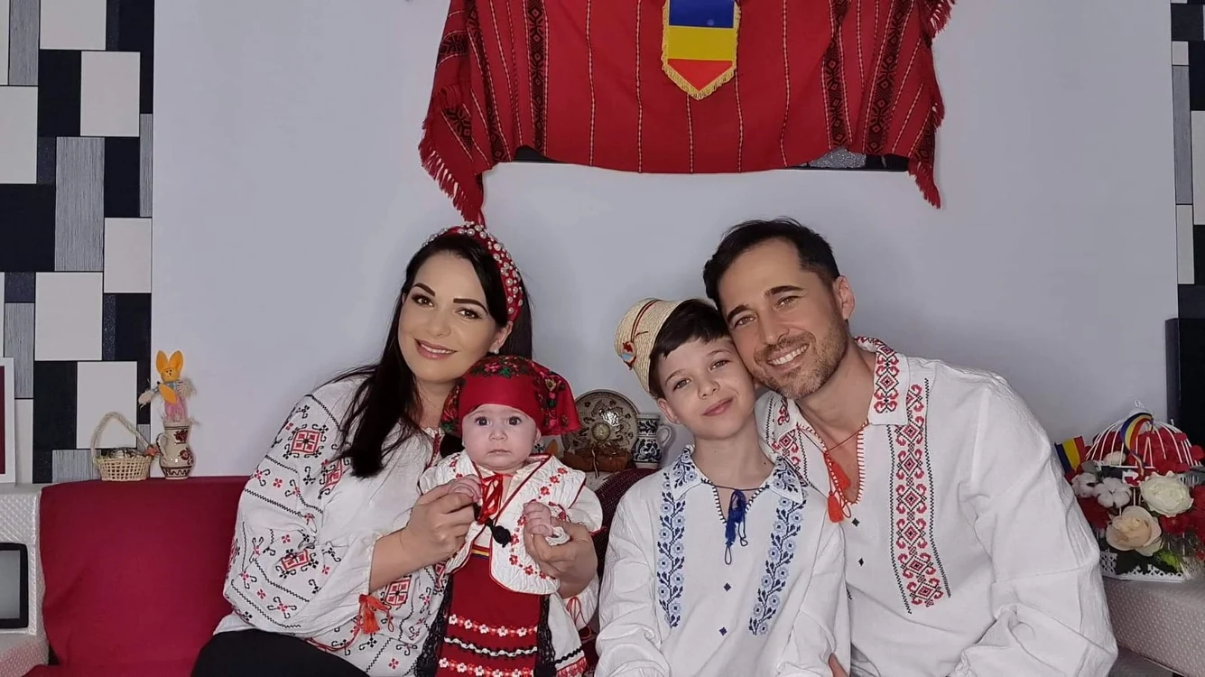 Familia Maxer petrece în costume populare 