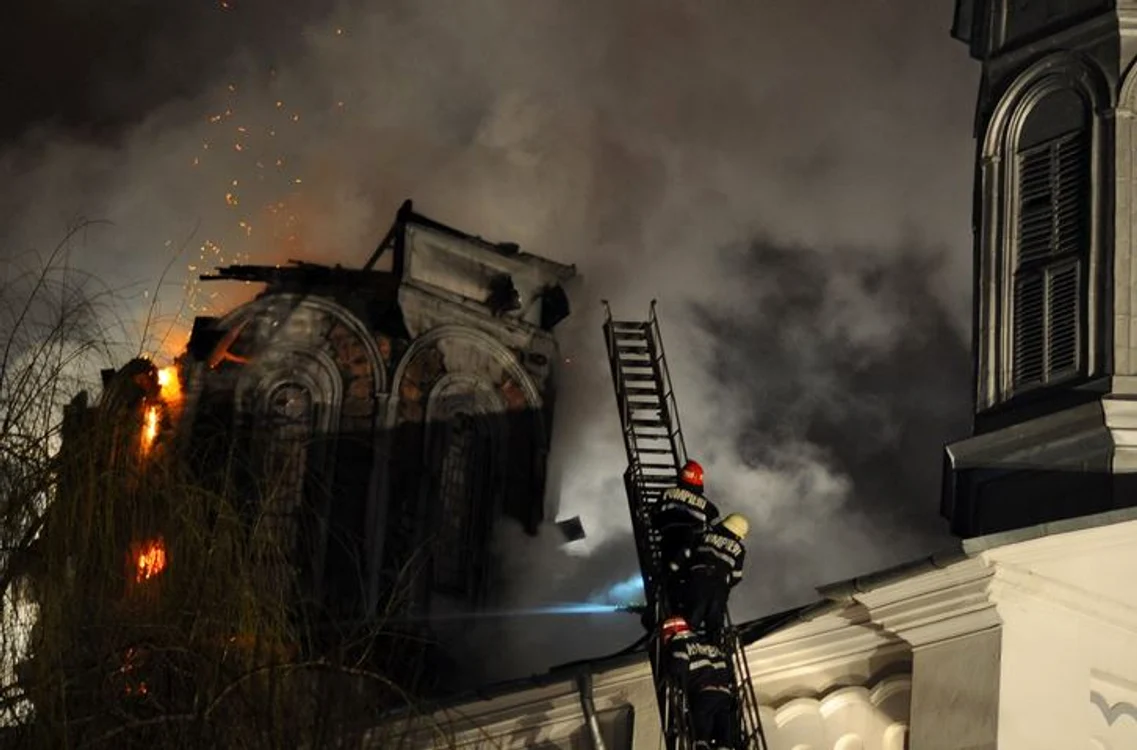 Pompierii au intervenit pentru a stinge incendiul care a cuprins turla Bisericii Sfântul Pantelimon