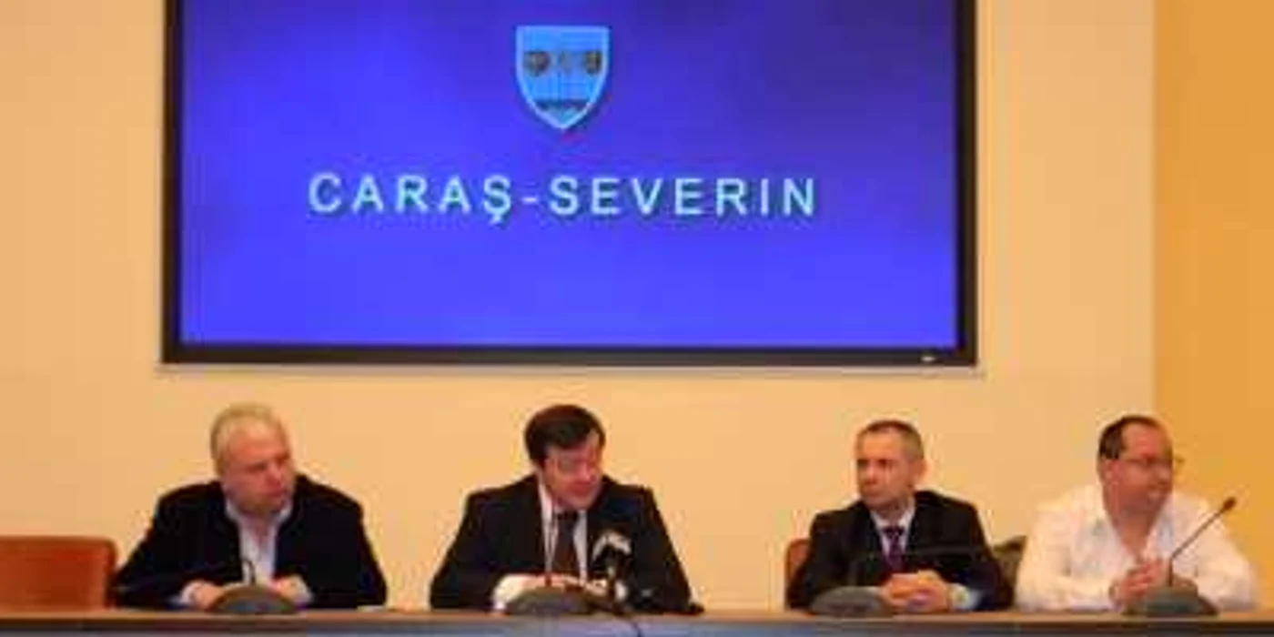 Sorin Frunzăverde a susţinut conferinţa de presă alături de vicepreşedinţii PNL CS FOTO CRISTIAN FRANŢ