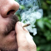 fumat iarba marijuana joint foto shutterstock