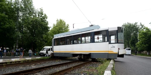 Tramvai al liniei 41 deraiat FOTO Mediafax