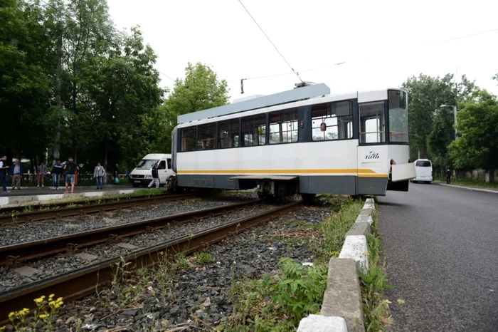 Un tramvai al liniei 41 a deraiat în apropiere de capatul de linie de la Piaţa Presei Libere FOTO Mediafax