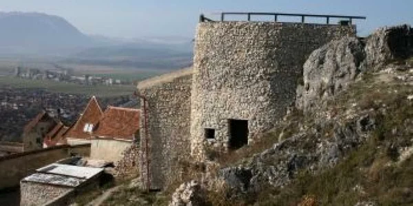 Braşov: Un balcon al Cetăţii Râşnov s-a prăbuşit