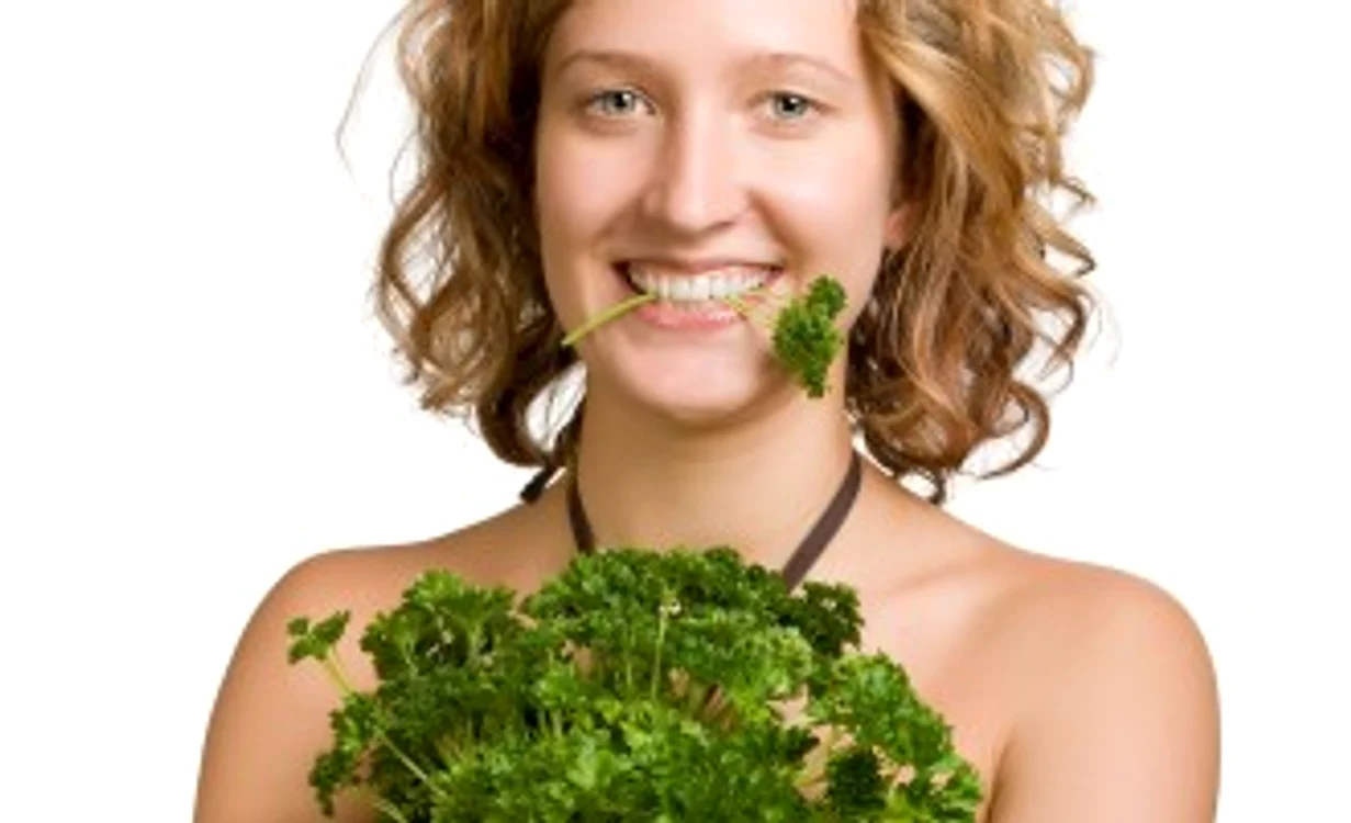 
    Specialiştii îţi recoman­dă să bei 2 litri de ceai din plante zilnic  