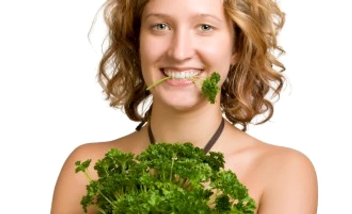 
    Specialiştii îţi recoman­dă să bei 2 litri de ceai din plante zilnic  