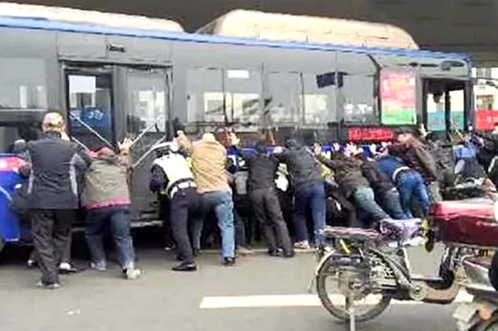 
    20 de oameni s-au grăbit să salveze viaţa bărbatului rămas sub roata autobuzuluicaptură video  