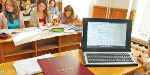 Tot mai multe licee aplică soluţia modernă a cataloagelor electronice