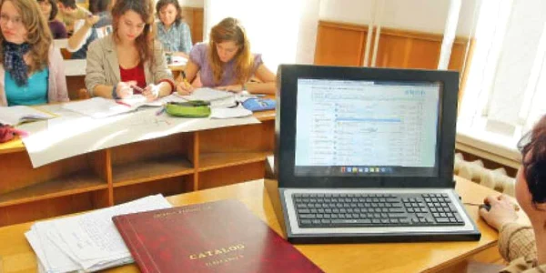 Tot mai multe licee aplică soluţia modernă a cataloagelor electronice