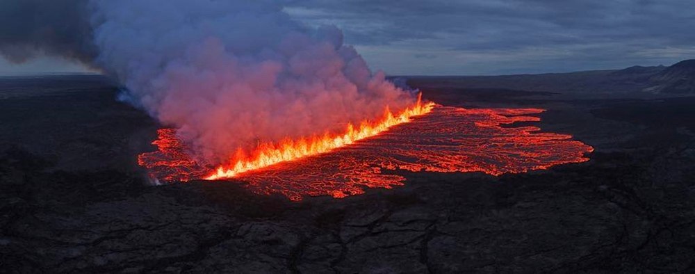 Un vulcan a erupt în Islanda. Turiști evacuați de la Blue Lagoon, din cauza lavei care se apropie de orașul Grindavik