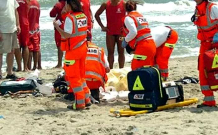O familie de români s-a răsturnat cu hidrobicicleta în mareFOTO: vocedinapoli.it