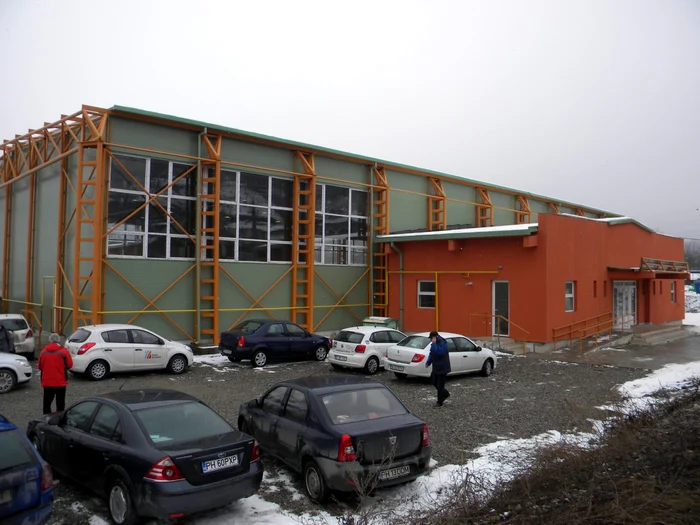 Sala de sport a costat 800.000 de euro, dar nu are apă, căldură şi nici electricitate. FOTO Dana Mihai