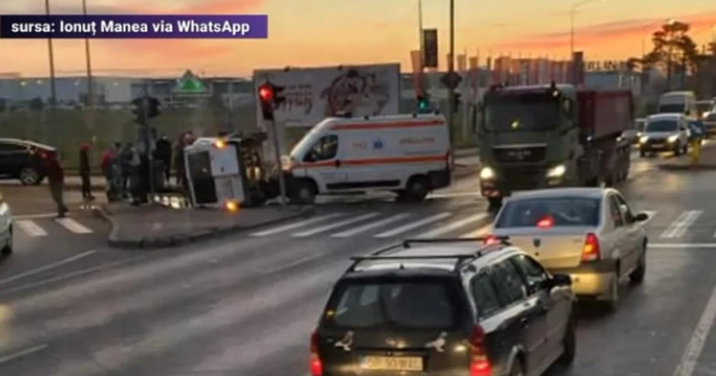 Accident pe Şoseaua Chitilei în care au fost implicate o ambulanţă şi un microbuz FOTO Digi24