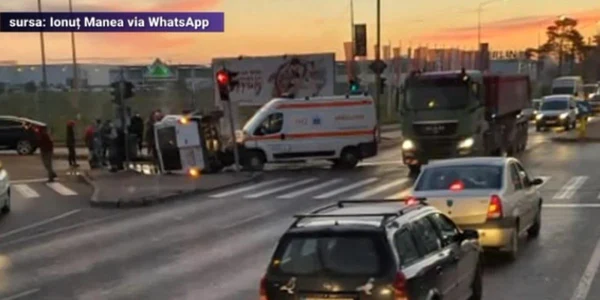 Accident pe Şoseaua Chitilei în care au fost implicate o ambulanţă şi un microbuz FOTO Digi24