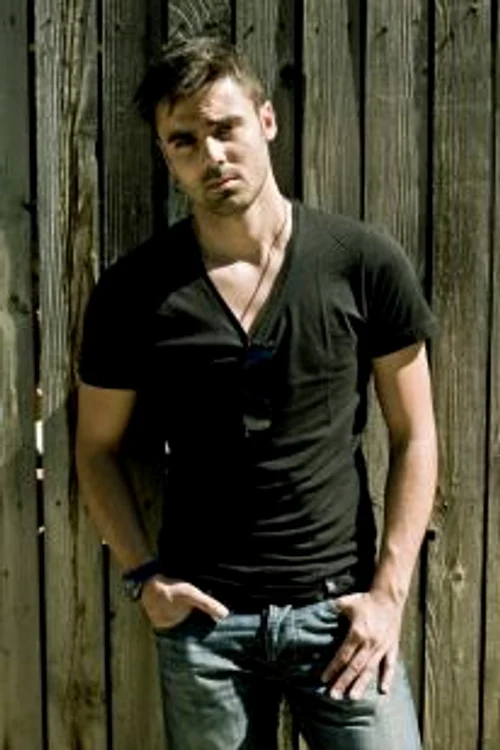 
    Nepotul lui Ştefan Bănică Jr. scrie doar melodii de dragoste inspirate din experienţa personală.  