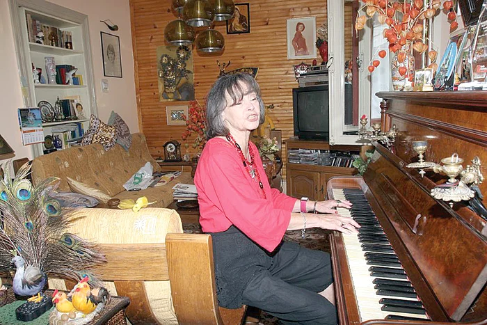 Când se simte singură, artista cântă la pian melodii de inimă albastră