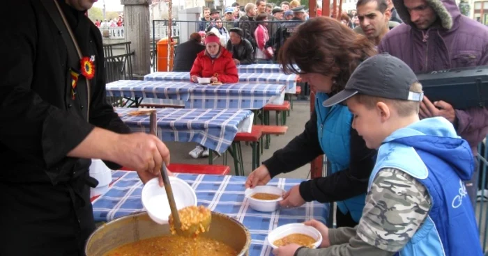 Adrian Hădean a gătit cea mai bună mâncare de fasole cu cârnați