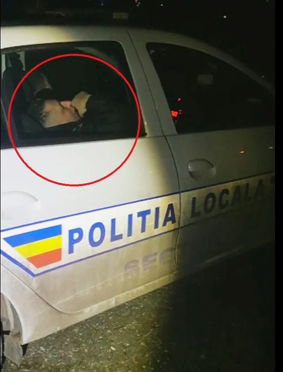 Un echipaj al Poliţiei Locale surprins în timp ce dormea în post, pe o alee în Parcul IOR