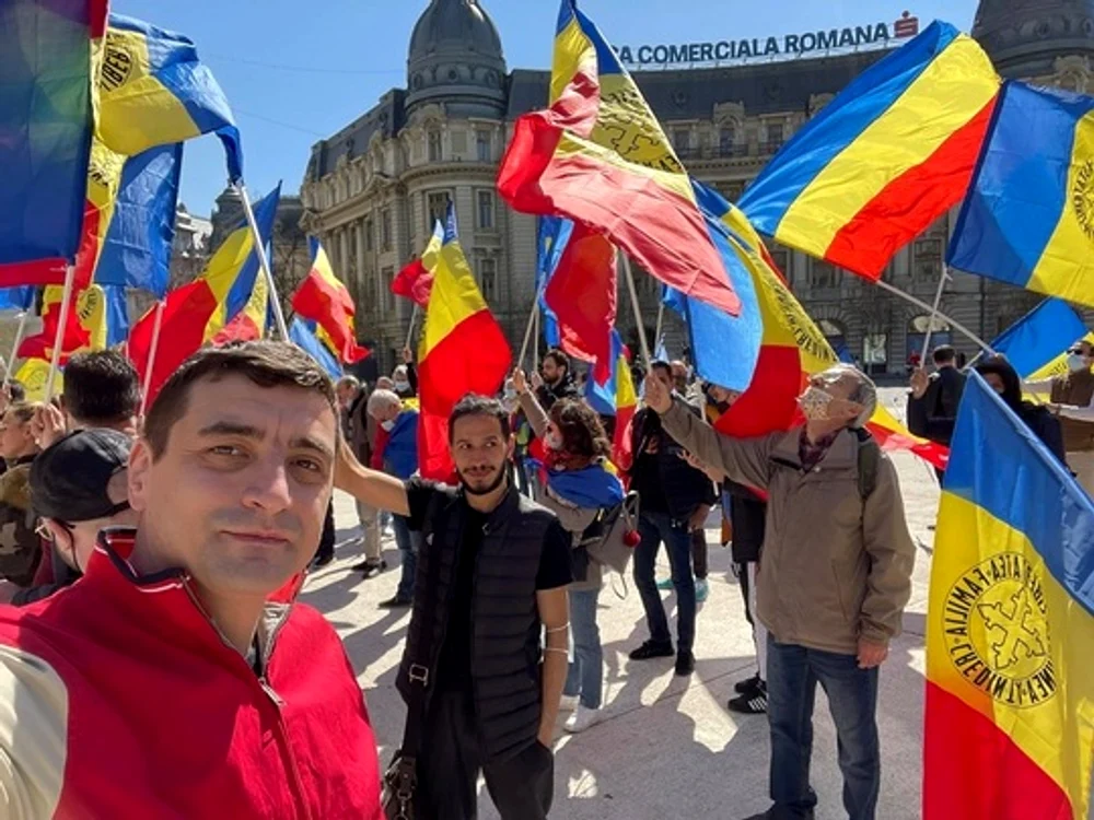 
    George Simion, printre protestatarii de la Piața UniversitățiiFoto: Facebook  