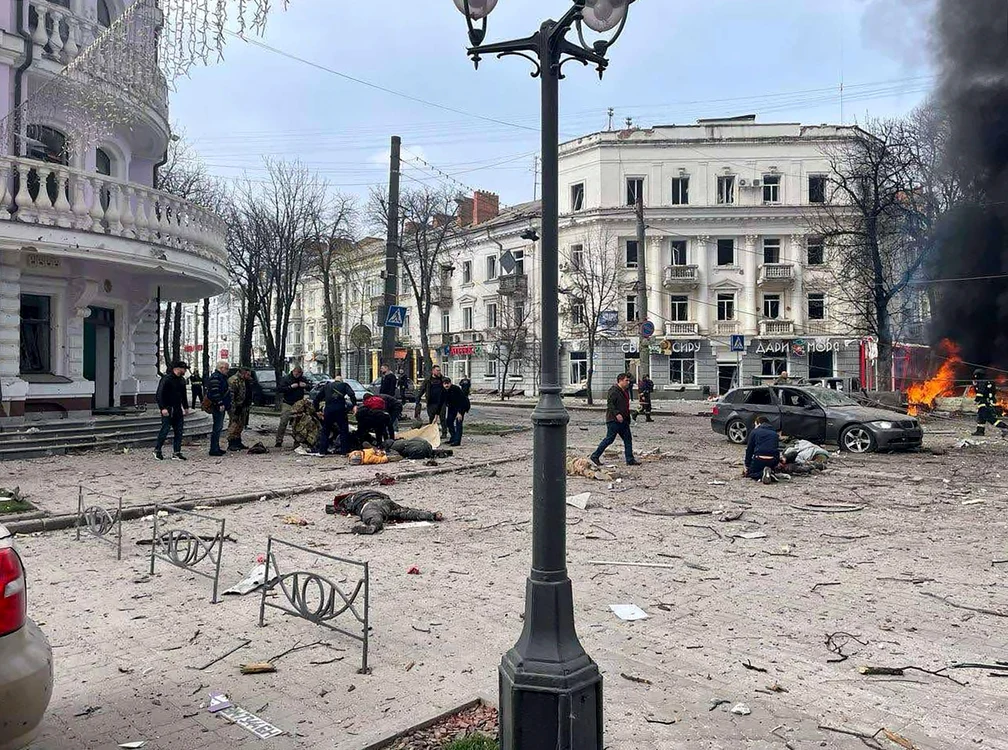 Rachetele rusești au lovit centrul orașului Sumi, în duminica Floriilor FOTO EPA-EFE