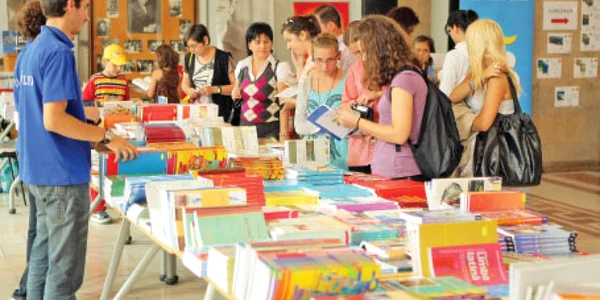 Părinţii și-au notat pe bileţele ce manuale trebuie să cumpere  