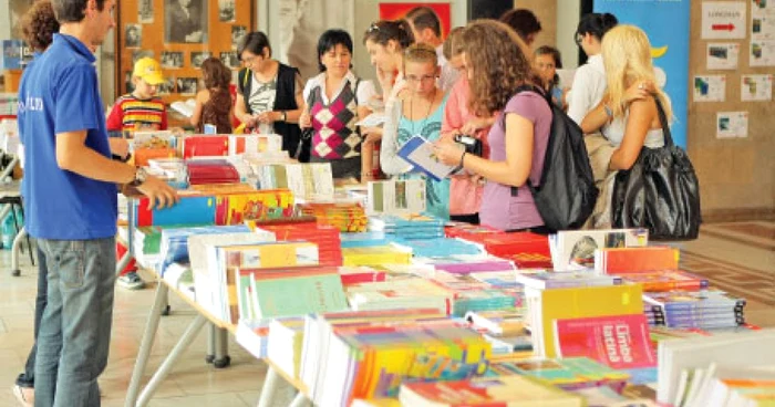 Părinţii și-au notat pe bileţele ce manuale trebuie să cumpere