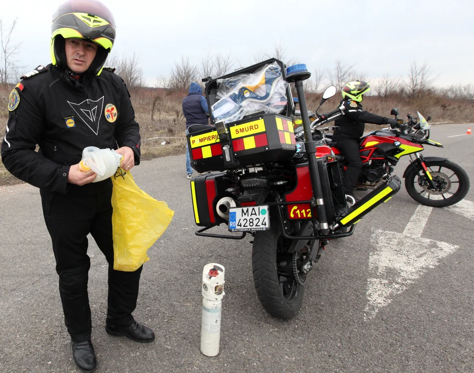 Marius Dumitru ne arată trusa de prim-ajutor care se află pe motor