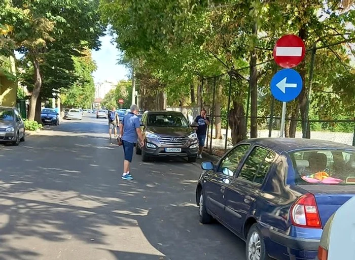 
    Săptămâna trecută, au început lucrările de astupare a gropilor din carosabilFotografii: Primăria Capitalei  