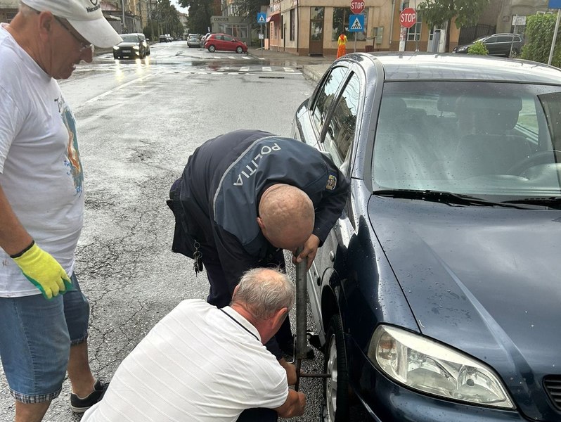 Omenie în uniformă. Un echipaj de la Poliția Neamț a ajutat un șofer să schimbe roata, pe o ploaie sâcâitoare