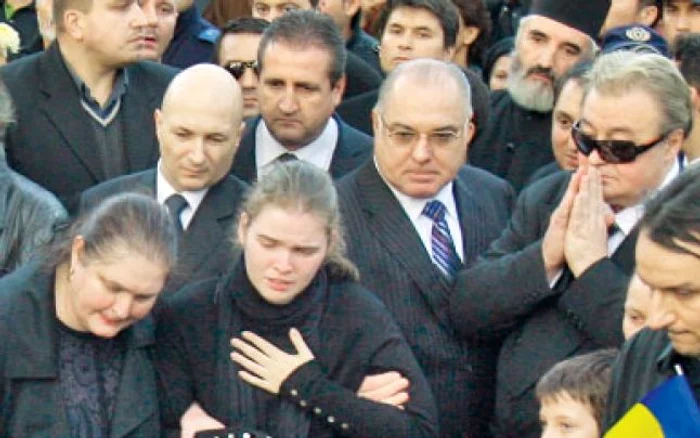 Carmen (stânga), Ana-Maria  și Andrei Păunescu (dreapta), vegheaţi de Vadim (cu ochelari de soare)