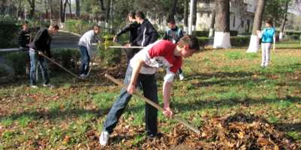 După ce ieri au făcut curăţenie în parc, astăzi au mers la plantat de pomi.