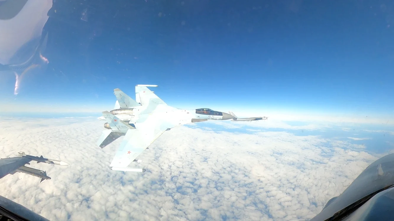 Momentul în care un Suhoi rusesc trece foarte aproape pe lângă un F-16 Foto: Norad/Platforma x