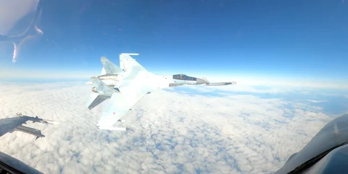 Momentul în care un Suhoi rusesc trece foarte aproape pe lângă un F 16 american Foto Norad   x jfif