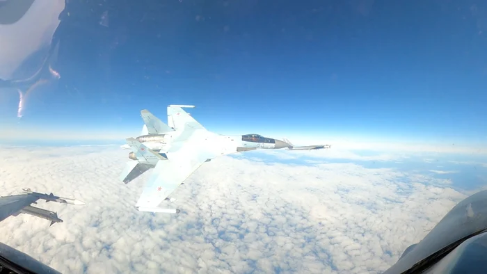 Momentul în care un Suhoi rusesc trece foarte aproape pe lângă un F-16 Foto: Norad/Platforma x