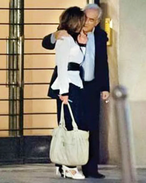 
    Fostul boss  FMI şi-a tras o nouă iubită  