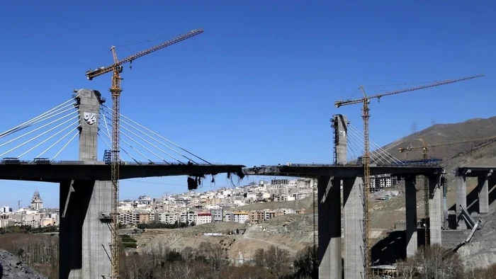 Pod în construcție, lovit de americani în Iran/FOTO:X