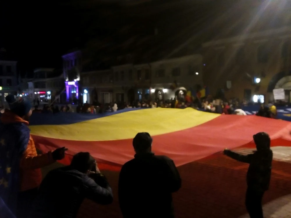 Un drapel uriaş a fost  fluturat în Piaţa Sfatului. FOTOSimona Suciu.