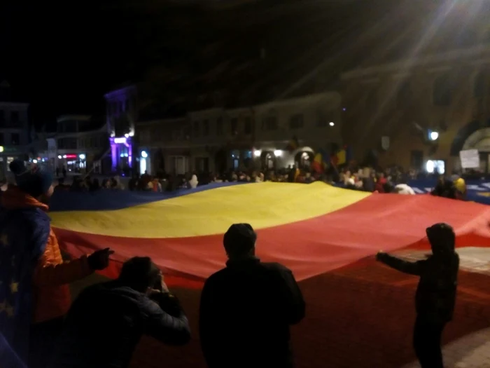 Un drapel uriaş a fost  fluturat în Piaţa Sfatului. FOTOSimona Suciu.