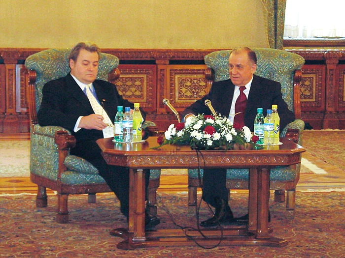 În anul 2000, ”lupta” s-a dat între Ion Iliescu și Vadim Tudor