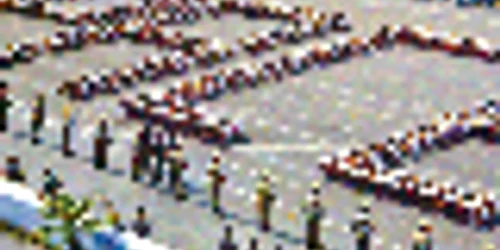 La 23 august 1974, tinerii comunişti români scriau cu trupul cuvântul „pace“ pe marile bulevarde ale istoriei