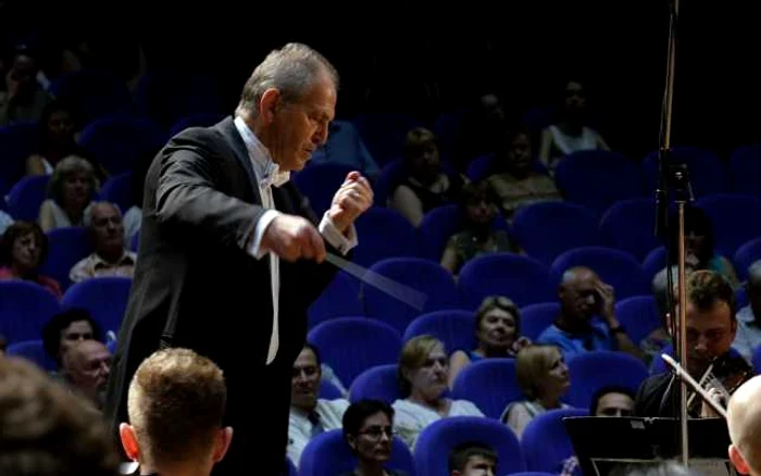 Cristian Mandeal, la pupitrul Orchestrei Române de Tineret     FOTOGRAFII: Virgil Oprina