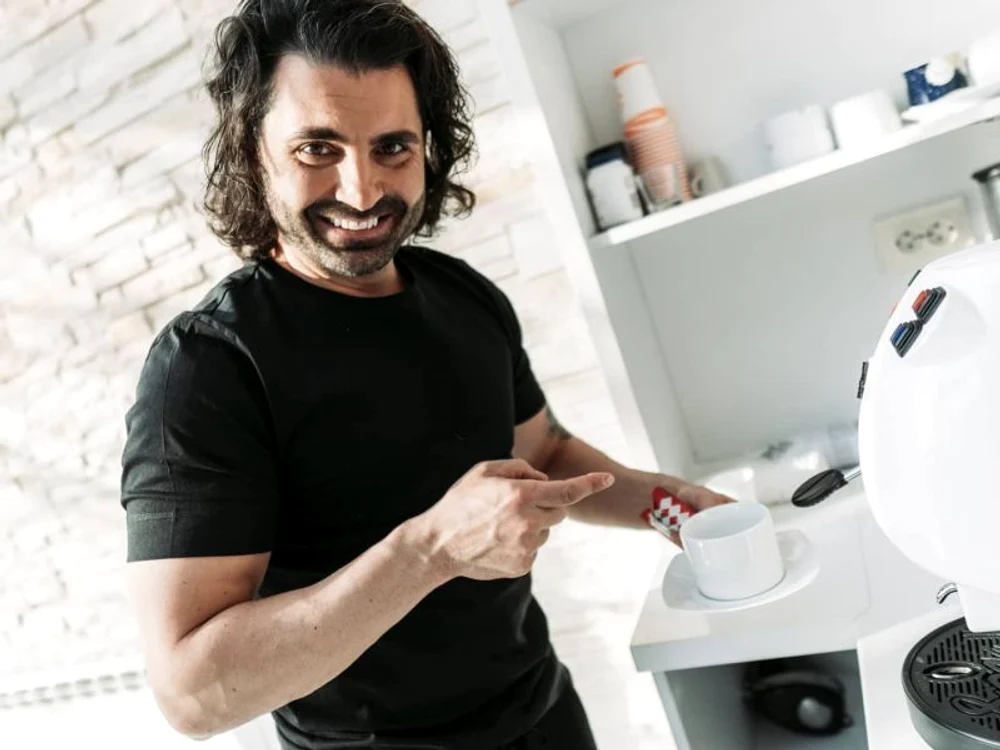 Solistul şi-a etalat trupul de latin-lover pe plajă