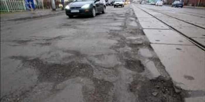 Asfaltul aproape că a dispărut de pe unele porţiuni ale bulevardului Nicolae Iorga