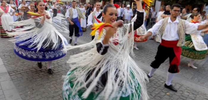 Dansatori din 7 tari au facut spectacol in centrul Sibiului - Fotografii Ramona Găină