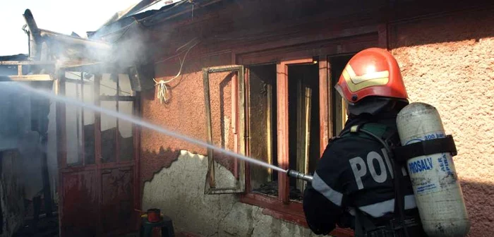 Pompierii au intervenit pentru stingerea focului