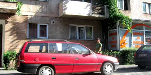 Reşiţa: Ignoră legea şi vând maşini pe stradă